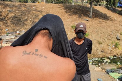 Rolando enseña el tatuaje que se hizo con el nombre de su única hija. Anhela un abrazo de ella.