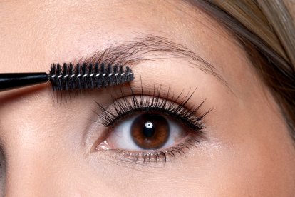 Paso 1. Cepillamos la ceja hacia arriba y hacia abajo.