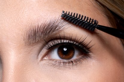 Para que se levante la ceja y quede firme puedes usar gel, un poquito de jabón de glicerina e incluso laca para el cabello.