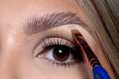 Paso 3. Rellena la ceja con el color adecuado que hayas elegido. Con una brocha angular y fina realiza el maquillaje de manera delicada, siguiendo la forma del vello.
