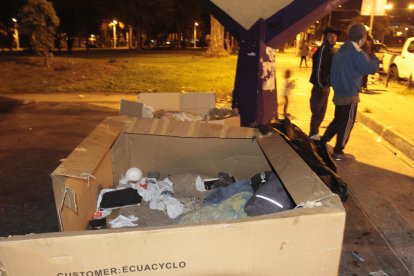 Se organizan en grupos para dormir en los improvisados dormitorios.