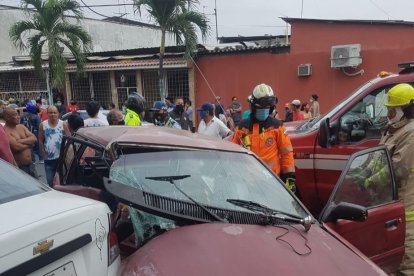 El auto color vino donde iba la hoy occisa, chocó con otro que supuestamente se pasó una señal de Pare.