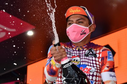 El Cubanito en el podio de la Corsa Rosa. Es segundo en la general y líder de la montaña.