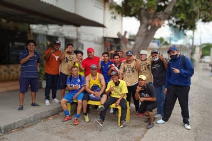 Este grupo de jóvenes disputó el encuentro de indor. Los dos del círculo fallecieron.