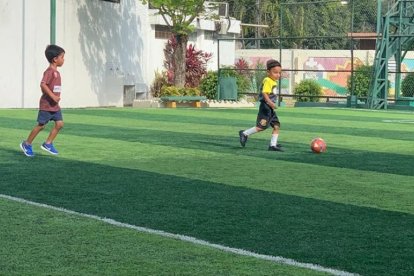 En el Comité de los Ceibos se imparten clases de fútbol para niños.