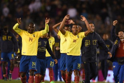 ARG37. BUENOS AIRES (ARGENTINA), 08/10/2015.- Jugadores ecuatorianos celebran su victoria hoy, jueves 8 de octubre de 2015, durante un partido entre Argentina y Ecuador por las eliminatorias al mundial de fútbol Rusia 2018, en el estadio Monumental de Buenos Aires (Argentina). EFE/Juan Ignacio Roncoroni

 ARGENTINA FÚTBOL RUSIA 2018 ARGENTINA FÚTBOL RUSIA 2018