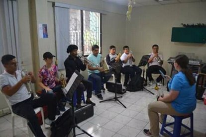 Los músicos junto a su ‘papá’, así llaman a su director.