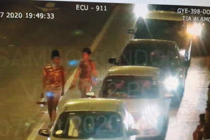 Los menores de edad también fueron captados limpiando parabrisas de los carros.