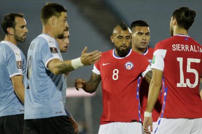 EL volante chileno Arturo Vidal (8) reclama la supuesta mano del defensor uruguayo Sebastián Coates (i). 2-1 a favor de Uruguay terminó el partido.