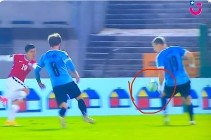La acción polémica se dio en el minuto 85 del partido entre Chile u Uruguay.