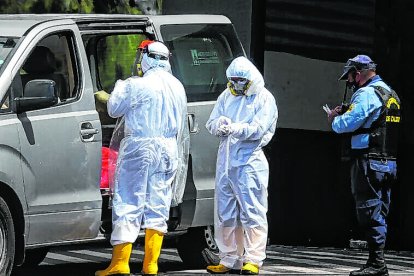 Los pacientes entran con otras patologías a las casas de salud y se contagian de coronavirus dentro.