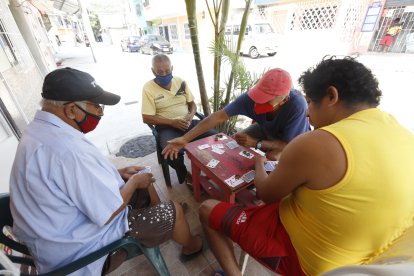 Cesar Estupiñán y sus amigos en la mañana jugaron naipes en su bario, la 22 y Ayacucho.