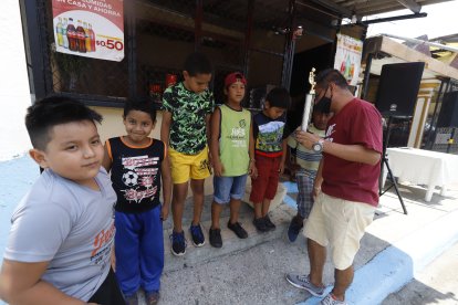 A los chiquillos de la 45 y la B les mostraron el trofeo que podían ganarse en el campeonato de indor.