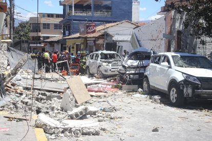 Un vehículo quedó destruido y otros cinco resultaron dañados.