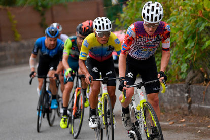 El ciclista ecuatoriano Caicedo (c) es hasta ahora el mejor latinoamericano del Giro.