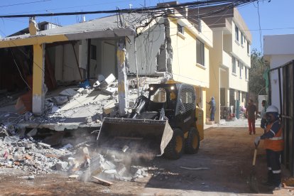 Ayer, personal del Municipio removió los escombros para habilitar la vía.
