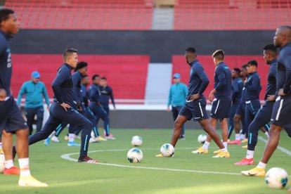 Ecuador trabajando en la cancha del estadio Rodrigo Paz Delgado.