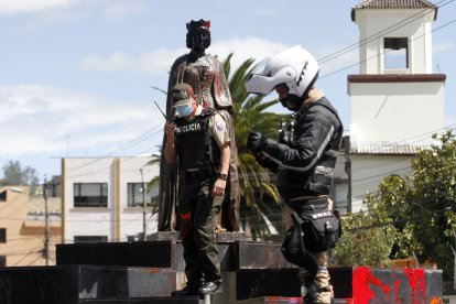 Los agentes se posaron cerca del monumento luego de que las personas se dispersaran.