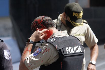 Los policías fueron agredidos con pinturas mientras dispersaban la manifestación con gas lacrimógeno.