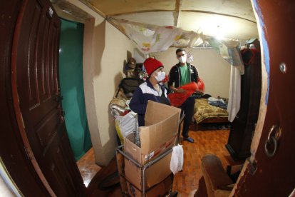 Pamela y Fabricio solo quieren trabajar. Antes tenían un coche que se dañó por el peso de las frutas que vendían.