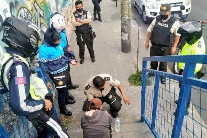 Este fue el momento cuando policías y agentes de tránsito aconsejaban a la señora para que no se quitara la vida.