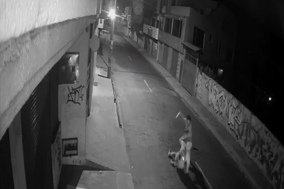 2. Se observa el cuchillo en la mano derecha del sujeto tras la agresión.