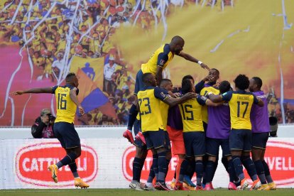 Jugadores de Ecuador celebran un gol de Michael Estrada ante Uruguay.