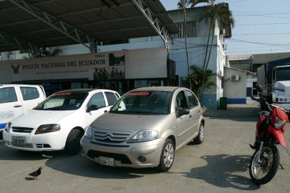 Los dos vehículos en los que se movilizaban los sospechosos también fueron retenidos por la Policía.