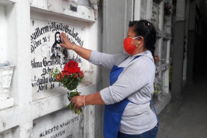 La visita a los muertos es otra de las manifestaciones que se dan el Día de Los Difuntos.