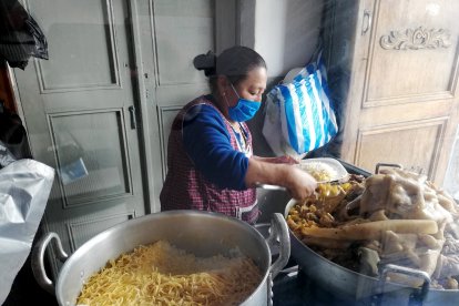 Soledad Arévalo diariamente atiende a sus comensales.