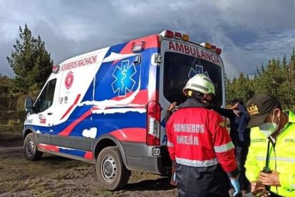 El sobreviviente fue atendido por los bomberos dentro de la ambulancia.