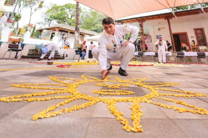 El yachac Antonio Sambonino invocó a estar en armonía con los elementos de la naturaleza.