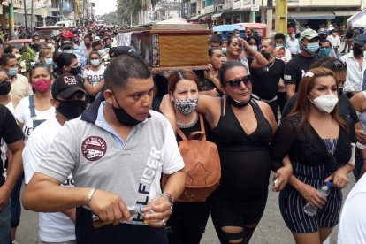 Antes de ingresar el ataúd a la bóveda, lanzaron espuma y papelitos picados, como en carnaval.