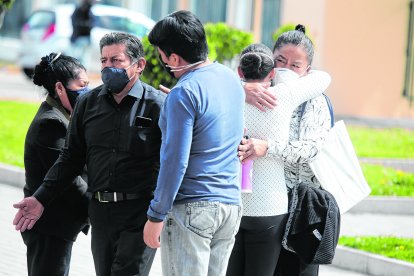 La familia del fallecido recibía las condolencias de los allegados.