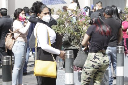 Las chicas que laboraban en los night clubs ahora tienen que hacerlo en las calles, se quejaron.