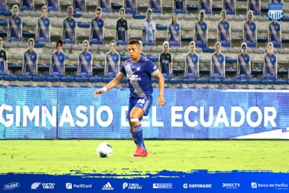 El defensa Marlón Mejía en acción y la moda del Covid 19, las tribunas con fotos de hinchas.