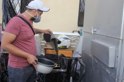 Juan Carlos recoge lo poco que lograron salvar y lo acomoda en el sitio temporal donde están durmiendo.