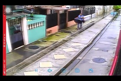 Cámara de seguridad captó el instante en que Érick salía de la casa con una maleta.