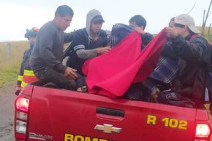 Los bomberos, luego de localizarlos, los subieron a camionetas y los sacaron del lugar.