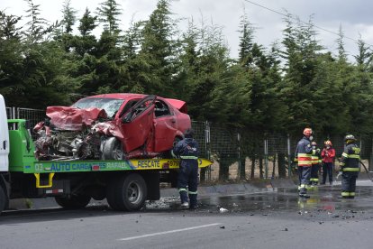 La parte delantera del auto en el que viajaba la familia quedó destruida.