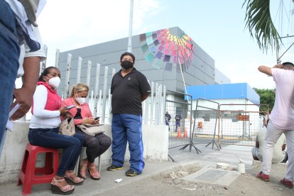 Familiares, tanto del fallecido como del supuesto agresor, llegaron al Laboratorio de Criminalística para retirar el cuerpo de Darío.