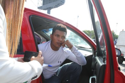 Danny Reyes viajó desde Esmeraldas para retirar el cuerpo de su hermano.