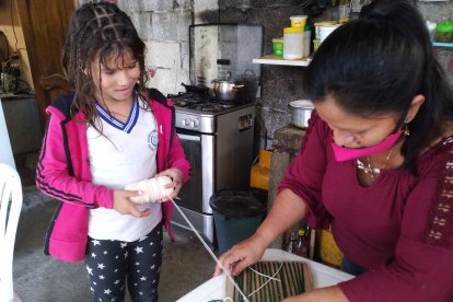 Martha le enseña a Eloísa a tejer, actividad que es parte de su terapia ocupacional.