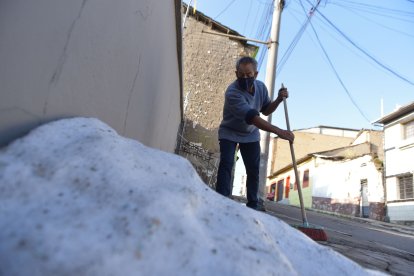 Fernando Rodríguez continuaba limpiando el granizo, al siguiente día.