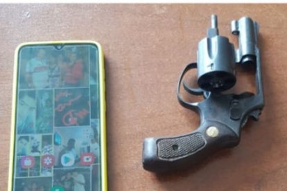 Las evidencias halladas a los detenidos. El arma estaba escondida en la cintura del pantalón del adolescente.