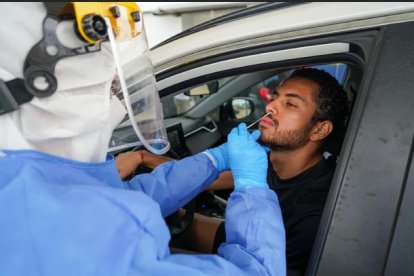 Charles Vélez haciendose el chequeo de bioseguridad antes de un entrenamiento.