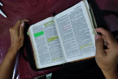 En la Palabra de Dios ella encuentra su fuerza y los mejores consejos.