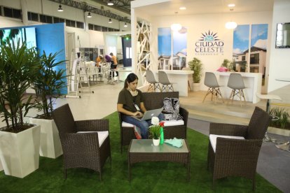 La feria se abrió al público en horas de la tarde. Durante la mañana se dejaron listos los estands de atención al público.