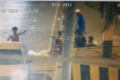 Cámaras de vídeovigilancia captaron a inicios de octubre a un grupo de niños trabajando en las calles del norte de Guayaquil.