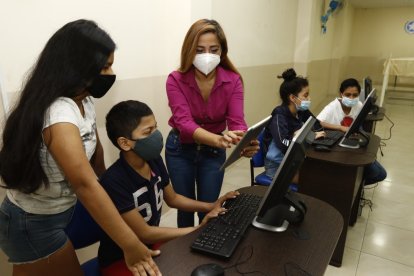 En la casa comunal, los 'pelados' del barrio tienen la oportunidad de recibir clases virtuales.
